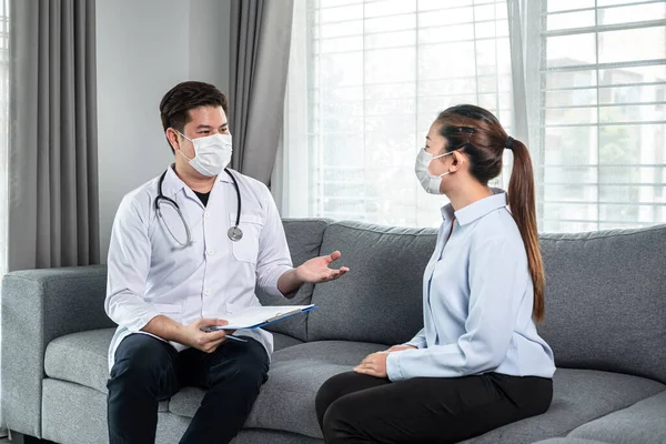 Man Läkare Medicinsk Ansiktsmask Hålla Urklipp Till Diskussion Symtom Och — Stockfoto