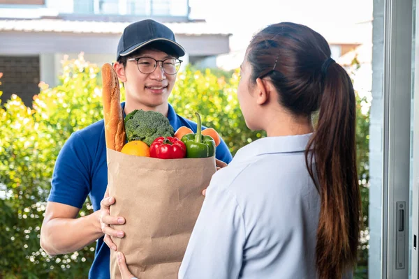 Asiático Delivery Hombre Azul Uniforme Holding Grocery Bolsa Alimentos Frutas —  Fotos de Stock