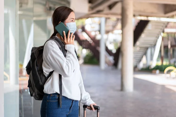 Tourist Woman Medical Face Mask Talking Friends Smartphone While Standing — Stock Fotó