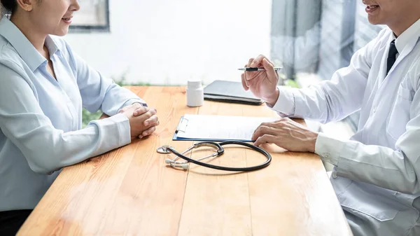 Männlicher Arzt Mit Stethoskop Erklärt Die Behandlung Und Gibt Dem — Stockfoto