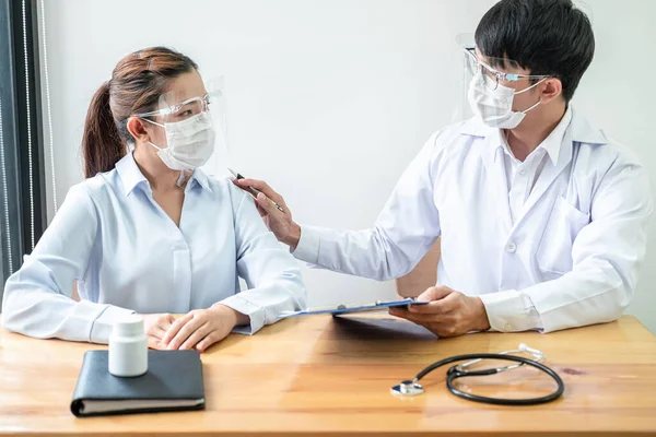 Männlicher Arzt Medizinischer Maske Hält Patient Schulter Ermutigen Und Erklären — Stockfoto