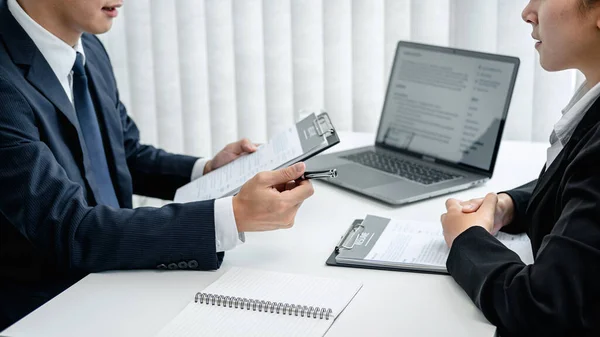 Uomo Datore Lavoro Giacca Cravatta Sta Tenendo Curriculum Del Candidato — Foto Stock