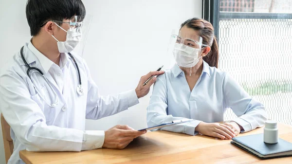 Male Doctor Medical Mask Hold Patient Shoulder Encourage Explaining Treatment — Stock Photo, Image