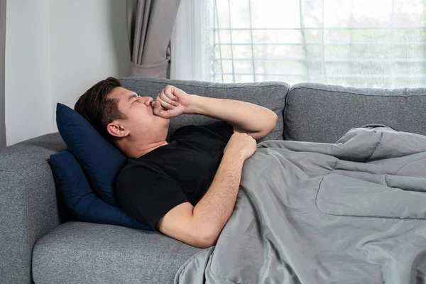 Asiatische Mann Liegt Mit Decke Auf Couch Hause Sich Auszuruhen — Stockfoto