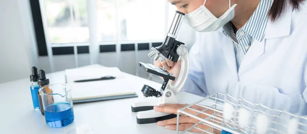 Mujer Científica Que Usa Microscopio Para Analizar Desarrollar Vacuna Contra — Foto de Stock