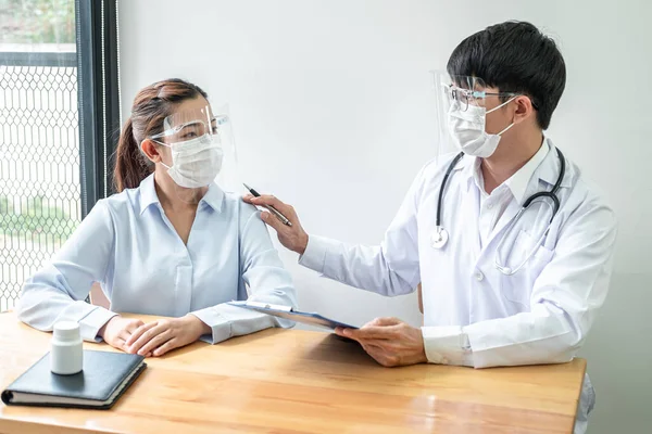 Male Doctor Medical Mask Hold Patient Shoulder Encourage Explaining Treatment — Stock Photo, Image