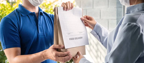 Asiatisk Leverans Man Visar Matsäck Och Matleverans Faktura Till Kunden — Stockfoto