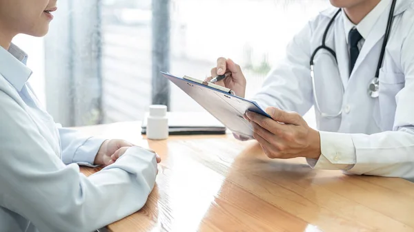 Doctor Masculino Con Estetoscopio Está Escribiendo Síntoma Historia Medicación Del — Foto de Stock