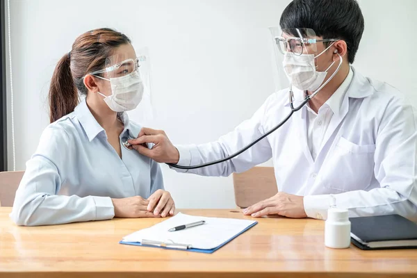 Manlig Läkare Medicinsk Mask Använder Stetoskop För Att Undersöka Hjärtslag — Stockfoto