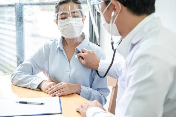 Männlicher Arzt Medizinischer Maske Verwendet Stethoskop Herzschlag Und Symptom Des — Stockfoto