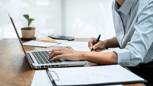 Mujer Negocios Leyendo Informe Negocios Para Comprobar Los Datos Financieros — Foto de Stock