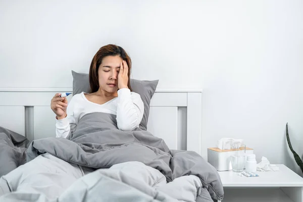 Asiatische Frau Die Sich Krank Fühlt Und Kopfschmerzen Hat Wenn — Stockfoto