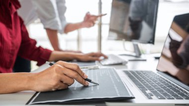 Yazılım geliştirme ofisinde çalışan, kod yazan ve veri kodu yazan programcılar, HTML, PHP ve javascript ile programlama.