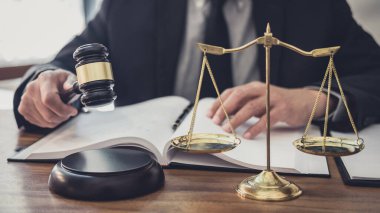 Kontrat kağıtları, hukuk kitapları ve ahşap tokmakla çalışan erkek avukat ya da hakim, hukuk firmasında avukat, hukuk ve hukuk hizmetleri kavramı.