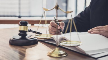 Kontrat kağıtları, hukuk kitapları ve ahşap tokmakla çalışan erkek avukat ya da hakim, hukuk firmasında avukat, hukuk ve hukuk hizmetleri kavramı.