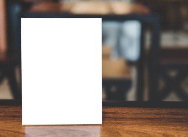 Akrilik çerçeve posterlerini, şablonları, arka planı, kahve dükkanındaki boş menü çerçevesini, ürününüzün metnini göstermek için düzenleyin..