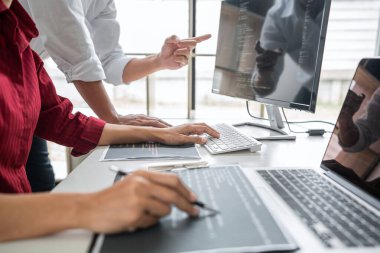 Şirket, kodlar ve yazma veri kodu, HTML, PHP ve javascript ile programlama geliştiren bir yazılım üzerinde çalışan ve işbirliği yapan iki profesyonel programcı.