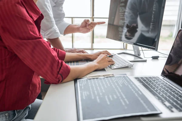 Zwei Professionelle Programmierer Die Zusammenarbeiten Und Einem Websiteprojekt Einer Software — Stockfoto