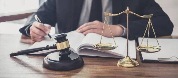 Abogado Masculino Juez Que Trabaja Con Papeles Contractuales Libros Derecho —  Fotos de Stock