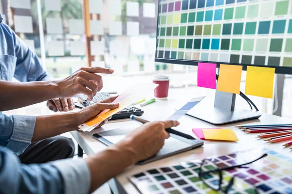 Dwaj Koledzy Kreatywni Graficy Pracujący Nad Doborem Kolorów Próbkami Kolorów — Zdjęcie stockowe