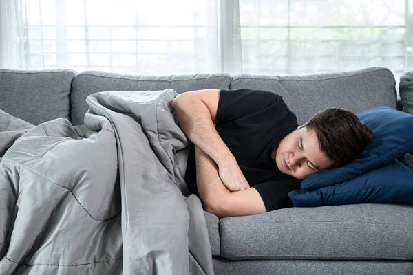 Asiatischer Mann Liegt Mit Decke Auf Couch Hause Sich Bei — Stockfoto