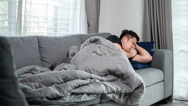 Asiatische Mann Liegt Mit Decke Auf Couch Hause Sich Auszuruhen — Stockfoto