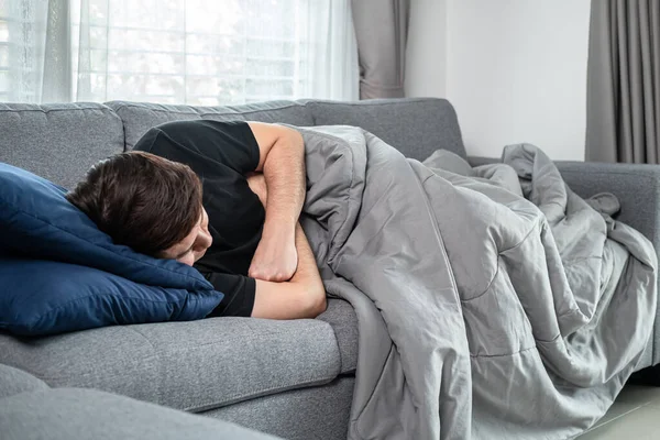 Asiatischer Mann Liegt Mit Decke Auf Couch Hause Sich Bei — Stockfoto