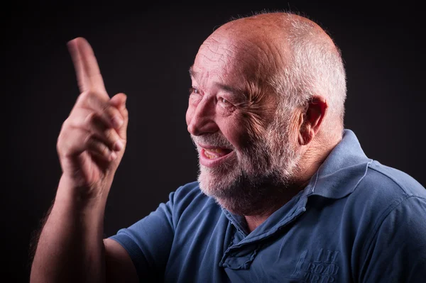 yaşlı adam elini sallayarak