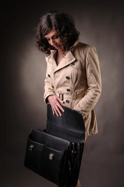 Mulher de negócios abrindo uma mala — Fotografia de Stock