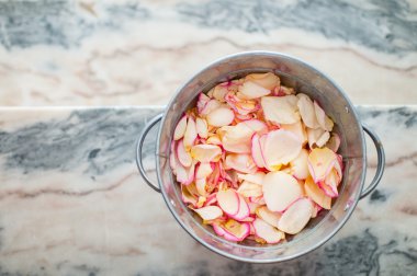 gül yaprakları ile teneke kova