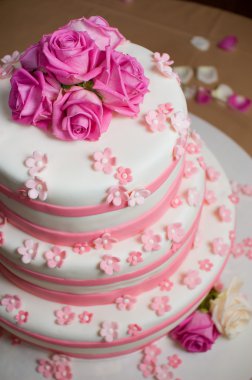 Gül ile süslenmiş düğün pastası