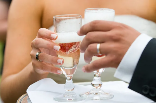 Two hands holding a champagne glass — Stock Photo, Image