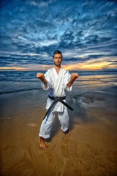 Černý pásek karate mastar při západu slunce — Stock fotografie