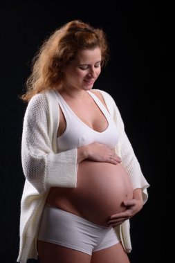 Karnı arayan pregnanto kadın