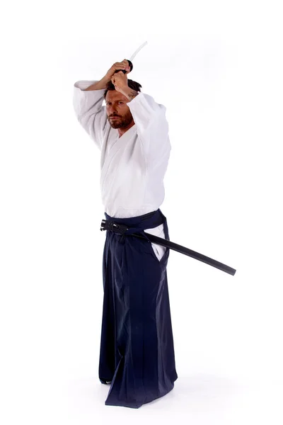 Aikido meester met zwaard boven zijn hoofd — Stockfoto