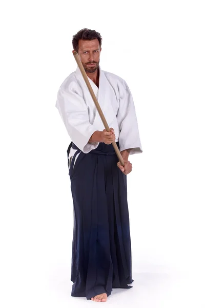 Aikido meester met zwaard in aanval positie — Stockfoto