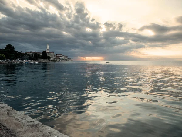 POREC, CROATIA, JUNE 18, 2020 - Dramatic sunset in medieval croatian town Porec. — Stock Photo, Image