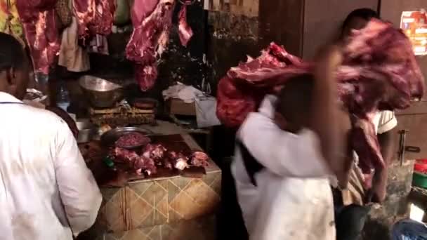 STONE TOWN, ZANZIBAR, LUTY 20, 2018 - Afrykańscy sprzedawcy na rynku mięsa. — Wideo stockowe