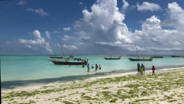 NUNGWI, ZANZIBAR, 19 de febrero de 2018 - Barcos y niños africanos en la playa. — Vídeo de stock