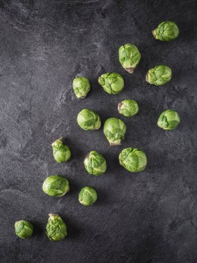 Koyu arkaplanda taze yeşil Brüksel lahanası. Fotokopi alanı ile genel çekim.