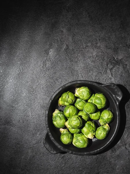 Fresh Green Brussels Sprouts Black Bowl Dark Background Overhead Shot — Stock Photo, Image