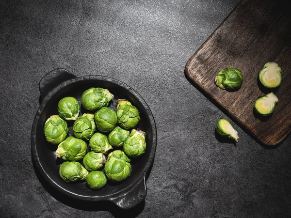 Brotos Bruxelas Verde Fresco Tigela Preta Tábua Corte Fundo Escuro — Fotografia de Stock