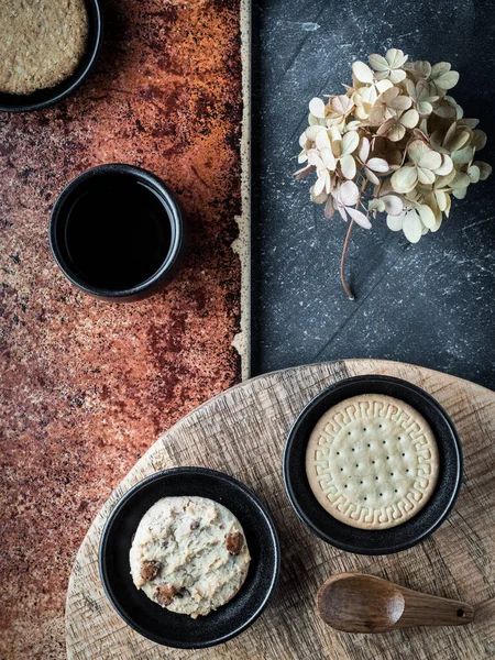 Verschillende Soorten Cookies Kopje Cofee Grijze Teracota Achtergrond Boven Schot — Stockfoto