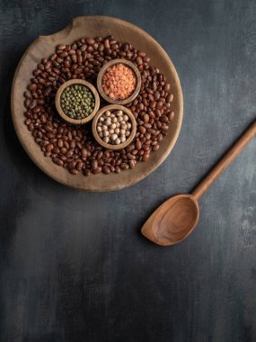 Bir kase kurutulmuş baklagil. Fasulye, mercimek, fasulye ve bezelye. Yemek arkaplanı. Fotokopi alanı ile genel çekim.