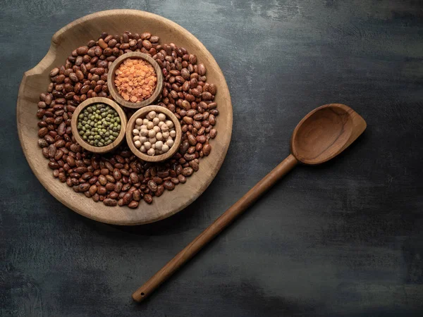 様々な乾燥マメ科植物のボウル レンズ豆 マンゴー豆と灰色のテーブルの上のひよこ豆 食べ物の背景 コピースペースでオーバーヘッドショット — ストック写真