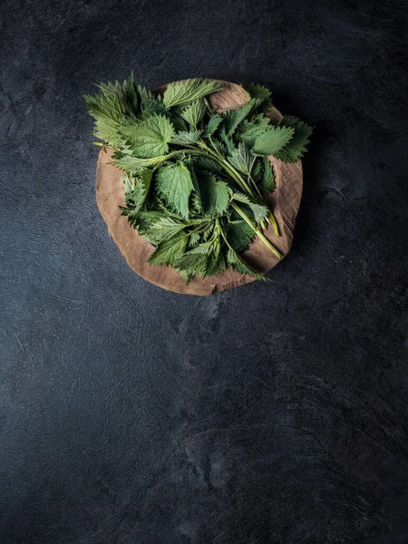 Houten Schaal Van Vers Geoogste Brandnetelbladeren Urtica Dioica Donkere Achtergrond — Stockfoto