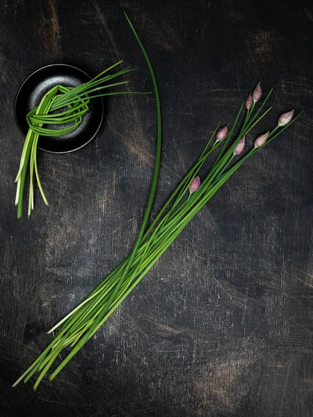 Friss Zöld Metélőhagyma Allium Schoenoprasum Sötét Vintage Asztalon Fénymásolási Térrel — Stock Fotó