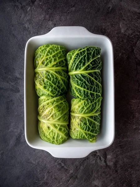 Feuilles Chou Frisé Farcies Boulettes Viande Dans Plat Cuisson Céramique — Photo