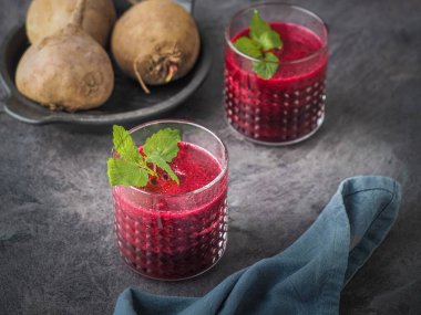 İki bardak, üzerinde nane yaprağı olan pancar püresi. Boşluğu kopyala.