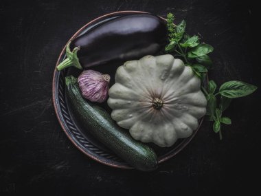 Patlıcan, kabak, sarımsak, veranda ve fesleğen. Fotokopi alanı ile üstten çekim. Karanlık ve karamsar.